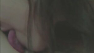 Baiser une fille fille vierge porn en talons hauts