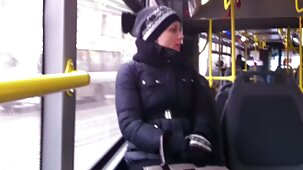 A persuadé l'ami de son vierge xxx mari de la fouetter en anal