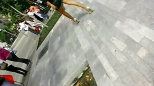 La vendeuse baise derrière le comptoir et sexx vierge vend des boissons aux passants