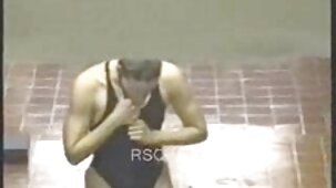 Fille dans la salle de bain s'occupant de ses propres affaires film porno fille vierge