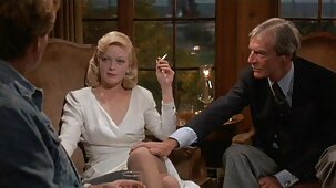 Tanya mariée d'une vierge xxx caserne voisine fume et montre ses charmes