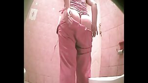 Jouir de xxx vierges Vicki à la maison devant l'ordinateur