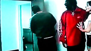 Le sperme coule de ma film porno femme vierge chatte rose