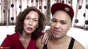 Kira Loster met ses doigts dans sa chatte sexe vierge video et gémit doucement