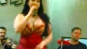 Nadya Nabokova vierge xxx a volé dans le magasin maintenant elle attend une conversation avec le propriétaire dans l'arrière-boutique