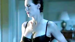 S'est infiltré la tête entre les rouleaux d'une grosse femme et lèche film porno avec des filles vierges