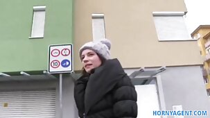 Doigté le cul avec la chatte dans la voiture video porno de fille vierge sur le siège arrière d'un taxi
