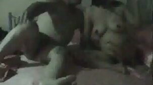 Fausses contractions d'une mère porno vierge arabe enceinte. chatte poilue gros mamelons
