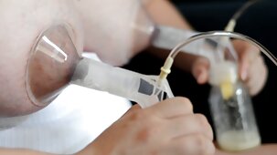 Beauté aux film porno vierge longues jambes joue avec sa chatte humide