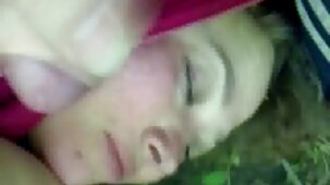 Le propriétaire du magasin a décidé xxx vierge de donner une leçon au voleur et l'a effrayée nue avec du mortier de ciment