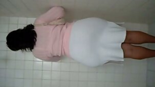 Facesitting pendant que l'esclave souffre du pêne film porno de fille vierge dormant sur le coq