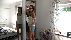 Nastya a demandé à être libérée pour une promenade avec ses amis en échange film porno fille vierge de relations sexuelles