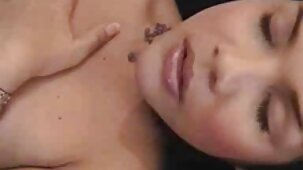 J'ai rencontré une fille xxx vierge nue marchant sur des rails et je l'ai persuadée