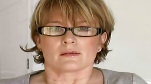 J'ai une fille serrée, je dois développer ses trous xnxx femme vierge avec un membre