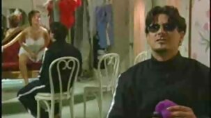 Pendant que le porno arabe vierge chauffeur part pour une station-service, elle se baise sur la banquette arrière d'un taxi