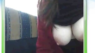 Une fille nue se promène dans le xxx fille vierge supermarché