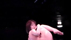 Baise avec un plug anal dans le video xxx fille vierge cul