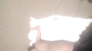 Manger la chatte pendant que la tante film porno de fille vierge jouit en rafales