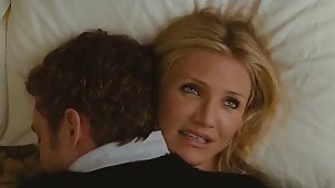 Une milf film x jeune fille vierge en t-shirt et culotte attend du sexe