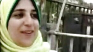 Sexe chaud xnxx de vierge dans la salle de bain avec une fille armée