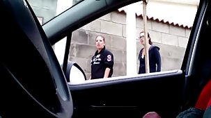 Il a pornographie vierge conduit la plantureuse dans le bain et s'est occupée d'elle