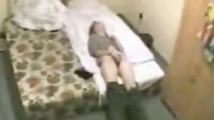 Sexy porno vierge arab minou se caresse et jouit sur le lit
