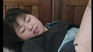 Lisa pourno vierge Schultz se branle avec son gode.