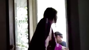 Une fille asiatique a teint ses cheveux en blond vierge xxx et est devenue une pute insidieuse