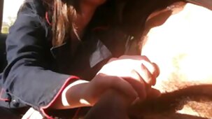 Une MILF chaude en pyjama aspire au sexe porn femme vierge avant de se coucher