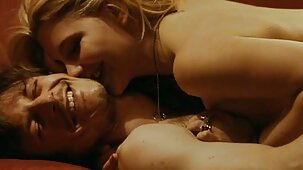 Rouge à lèvres étalé en sexx vierge suçant