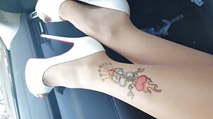 Une xxx video vierge brune salope en bas noirs séduit un mec et le baise